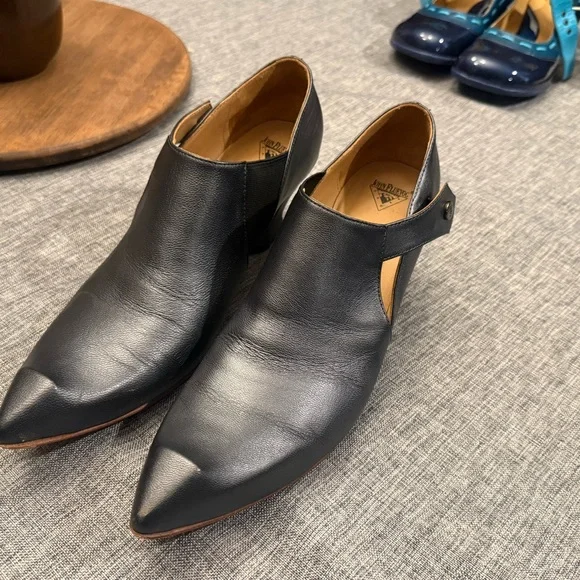 John Fluevog Black Curved Heel Shoes - Picture 5 of 7